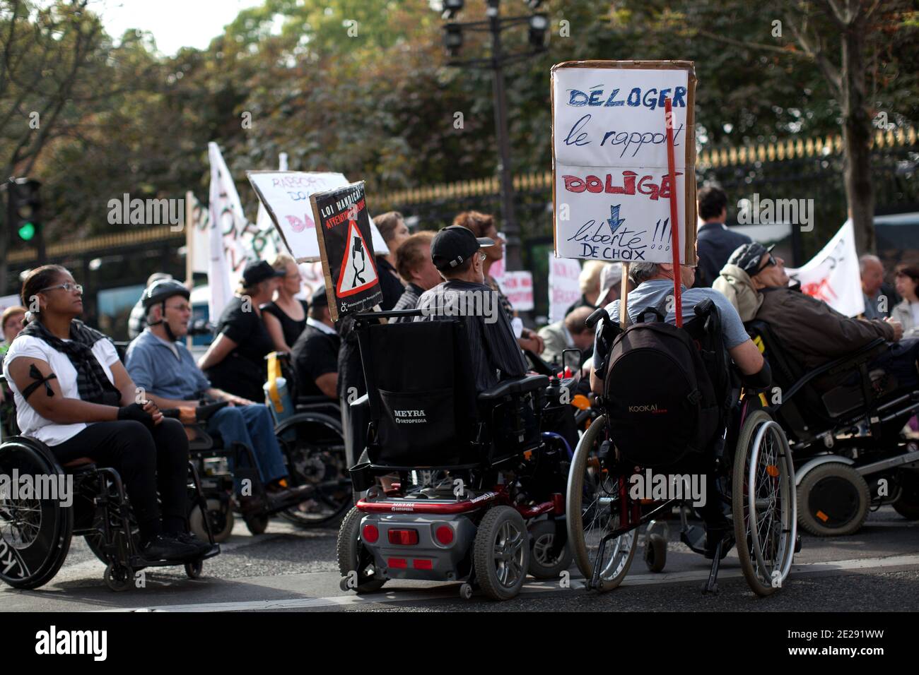 Giornata nazionale ha l'appello dell'Associazione di paralisi della Francia, con la sepoltura simbolica sistema della legge sull'handicap del 2005 febbraio, di fronte al giardino del Lussemburgo, a Parigi, Francia, il 27 settembre 2011. Foto di Stephane Lemouton/ABACAPRESS.COM Foto Stock