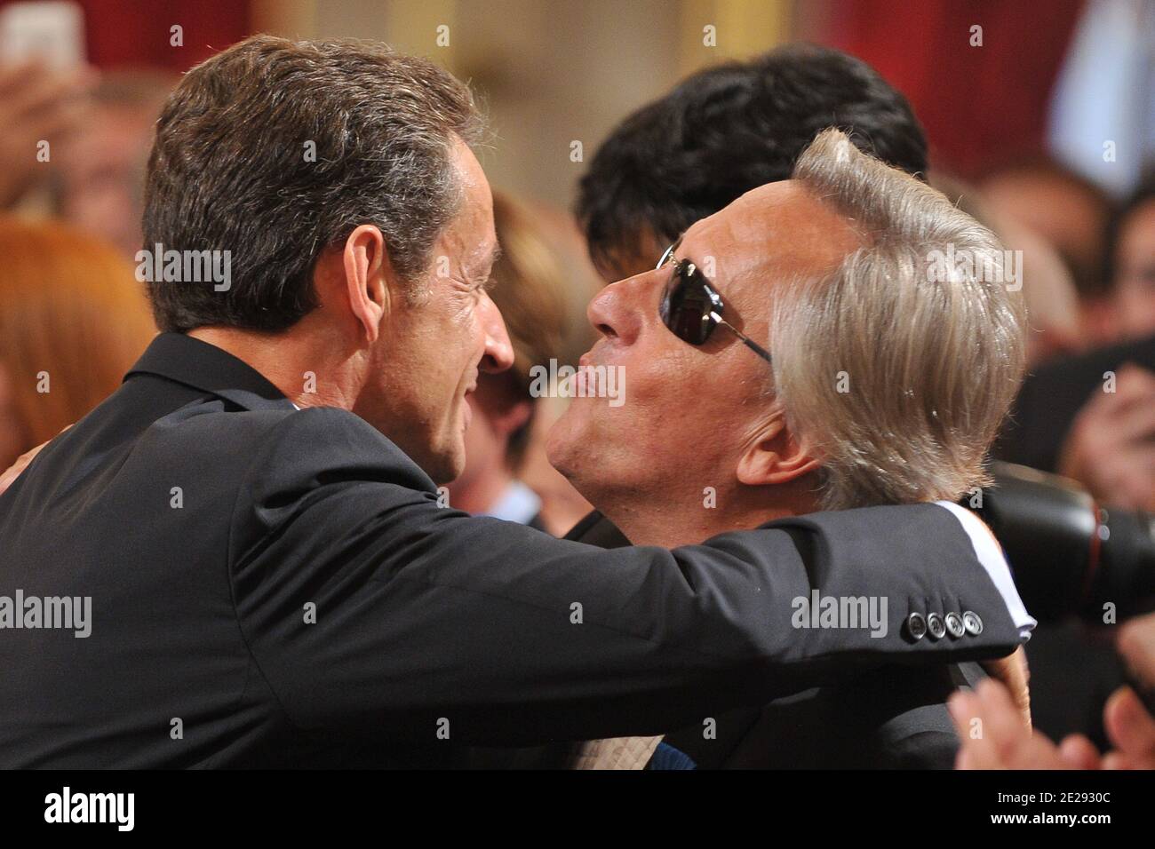 Il presidente francese Nicolas Sarkozy premia Gilbert Montagne con la medaglia di Officier de l'Ordre National du Merite al Palazzo Elysee di Parigi, Francia, il 28 settembre 2011. Foto di Christophe Guibbaud/ABACAPRESS.COM Foto Stock