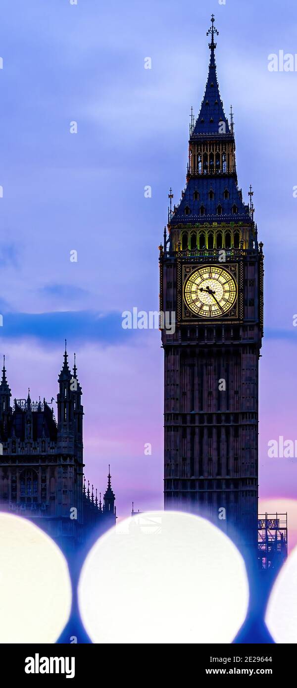 Una vista verticale della torre dell'orologio Big ben all'estremità nord del Palace of Westminster a Londra, Regno Unito Foto Stock