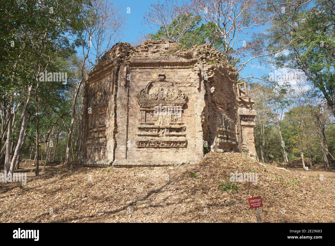 Kampong Thom, Cambogia-25 gennaio 2020: Volo rilievo palazzo sul muro di Sambor Prei Kuk o Prasat Yeah Puon S10 a Kampong Thom, Cambogia Foto Stock