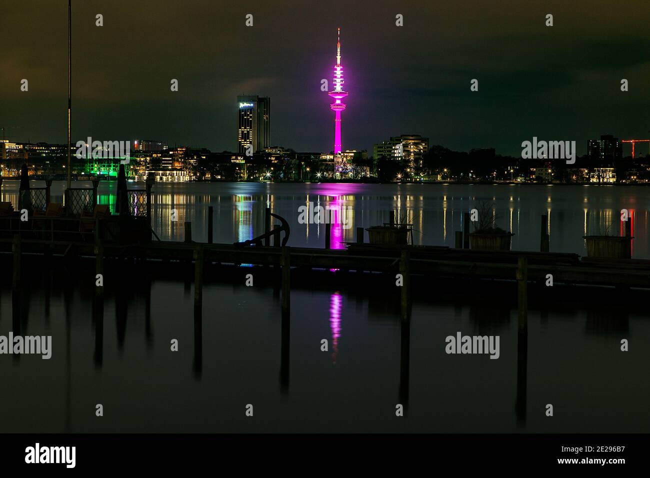 Torre della TV sopra l'alster di notte Foto Stock