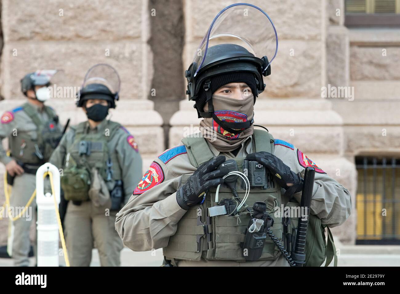 Austin, TX USA 12 gennaio 2021: I membri del Texas Department of Public Safety si levano in guardia presso il Campidoglio del Texas mentre la 87a legislatura del Texas inizia la sua sessione di quattro mesi. La pesante presenza della polizia è stata motivata da voci di piani dei texani armati di assumere il controllo del Campidoglio dopo il tentativo della scorsa settimana a Washington. Credit: Bob Daemmrich/Alamy Live News Foto Stock