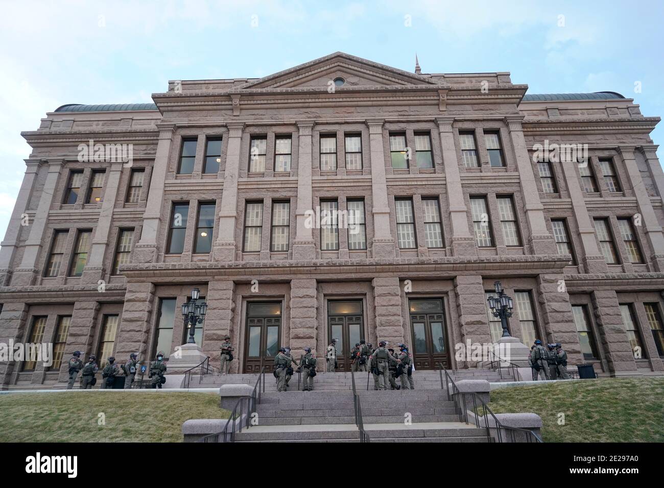 Austin, TX USA 12 gennaio 2021: I membri del Texas Department of Public Safety si levano in guardia presso il Campidoglio del Texas mentre la 87a legislatura del Texas inizia la sua sessione di quattro mesi. La pesante presenza della polizia è stata motivata da voci di piani dei texani armati di assumere il controllo del Campidoglio dopo il tentativo della scorsa settimana a Washington. Credit: Bob Daemmrich/Alamy Live News Foto Stock