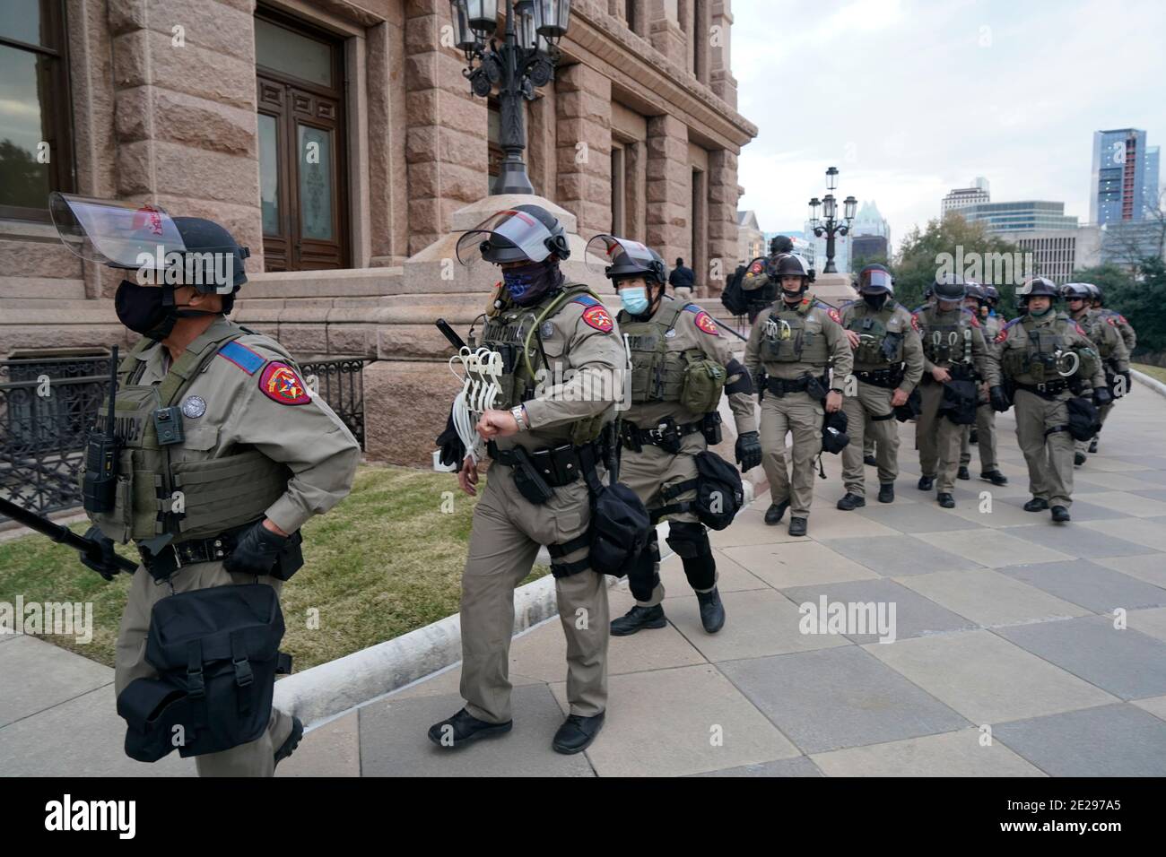 Austin, TX USA 12 gennaio 2021: I membri del Texas Department of Public Safety si levano in guardia presso il Campidoglio del Texas mentre la 87a legislatura del Texas inizia la sua sessione di quattro mesi. La pesante presenza della polizia è stata motivata da voci di piani dei texani armati di assumere il controllo del Campidoglio dopo il tentativo della scorsa settimana a Washington. Credit: Bob Daemmrich/Alamy Live News Foto Stock