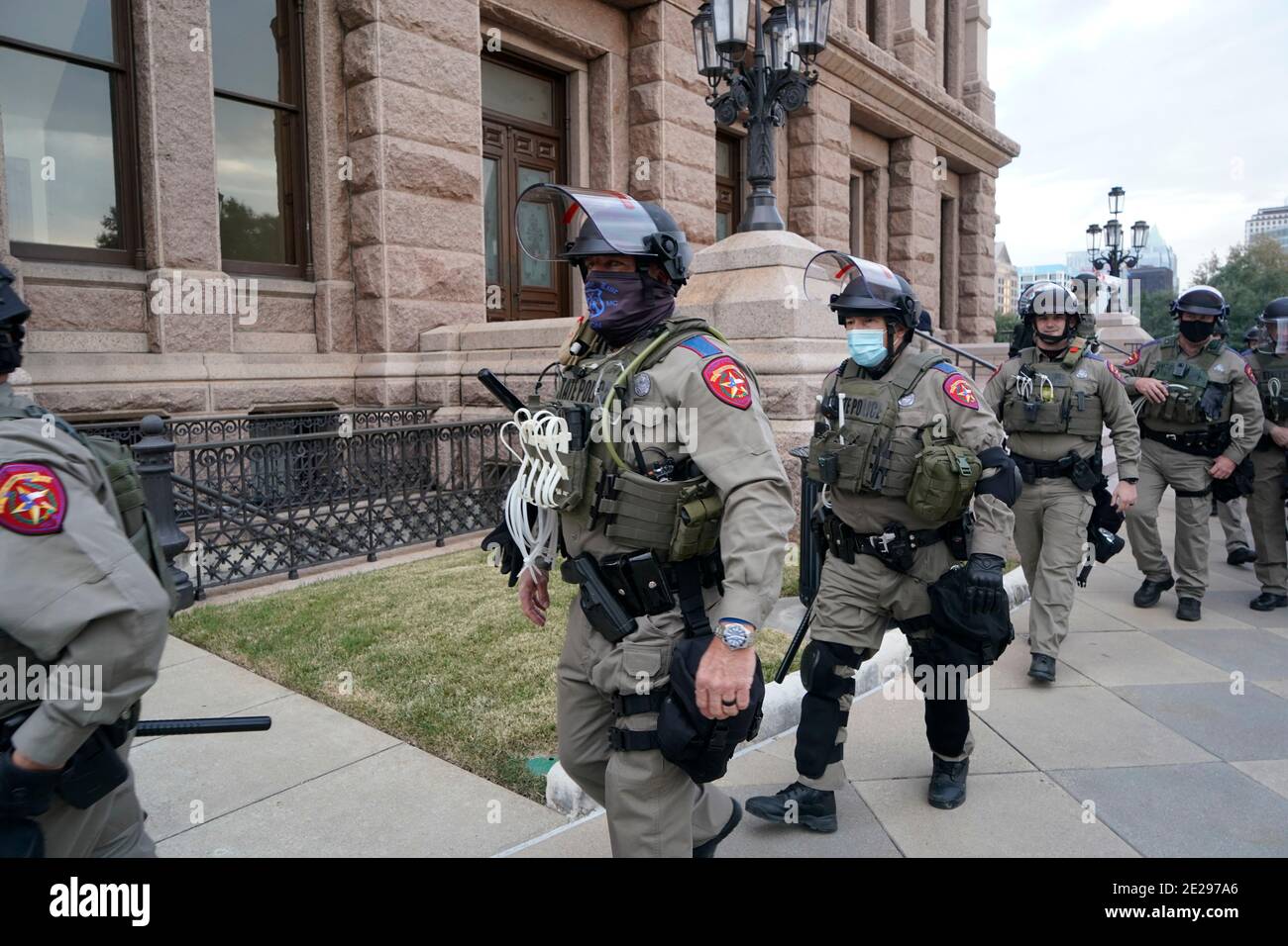 Austin, TX USA 12 gennaio 2021: I membri del Texas Department of Public Safety si levano in guardia presso il Campidoglio del Texas mentre la 87a legislatura del Texas inizia la sua sessione di quattro mesi. La pesante presenza della polizia è stata motivata da voci di piani dei texani armati di assumere il controllo del Campidoglio dopo il tentativo della scorsa settimana a Washington. Credit: Bob Daemmrich/Alamy Live News Foto Stock