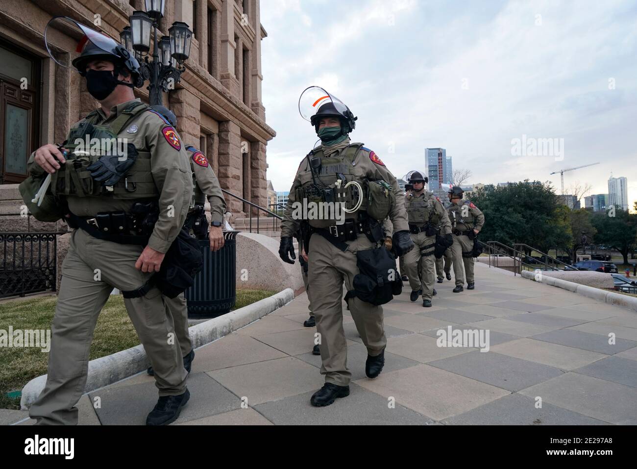 Austin, TX USA 12 gennaio 2021: I membri del Texas Department of Public Safety si levano in guardia presso il Campidoglio del Texas mentre la 87a legislatura del Texas inizia la sua sessione di quattro mesi. La pesante presenza della polizia è stata motivata da voci di piani dei texani armati di assumere il controllo del Campidoglio dopo il tentativo della scorsa settimana a Washington. Credit: Bob Daemmrich/Alamy Live News Foto Stock