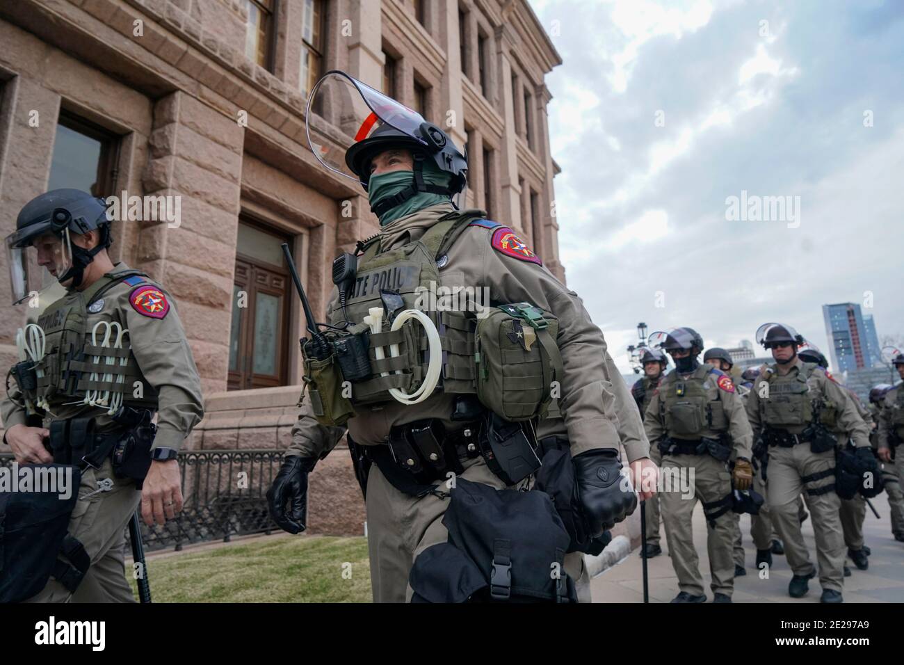 Austin, TX USA 12 gennaio 2021: I membri del Texas Department of Public Safety si levano in guardia presso il Campidoglio del Texas mentre la 87a legislatura del Texas inizia la sua sessione di quattro mesi. La pesante presenza della polizia è stata motivata da voci di piani dei texani armati di assumere il controllo del Campidoglio dopo il tentativo della scorsa settimana a Washington. Credit: Bob Daemmrich/Alamy Live News Foto Stock