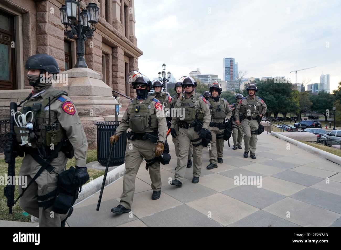 Austin, TX USA 12 gennaio 2021: I membri del Texas Department of Public Safety si levano in guardia presso il Campidoglio del Texas mentre la 87a legislatura del Texas inizia la sua sessione di quattro mesi. La pesante presenza della polizia è stata motivata da voci di piani dei texani armati di assumere il controllo del Campidoglio dopo il tentativo della scorsa settimana a Washington. Credit: Bob Daemmrich/Alamy Live News Foto Stock