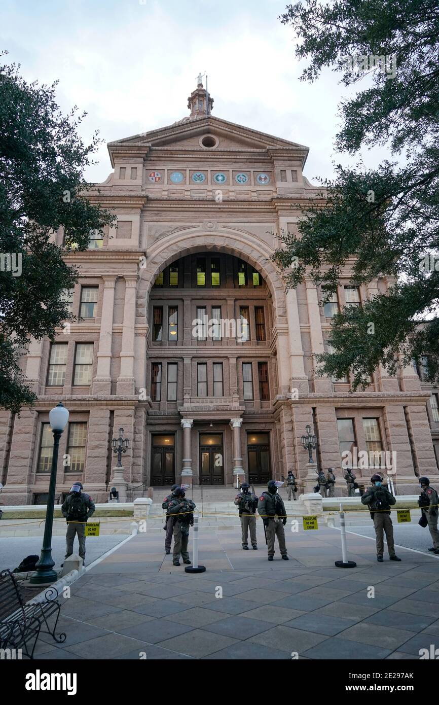 Austin, TX USA 12 gennaio 2021: I membri del Texas Department of Public Safety si levano in guardia presso il Campidoglio del Texas mentre la 87a legislatura del Texas inizia la sua sessione di quattro mesi. La pesante presenza della polizia è stata motivata da voci di piani dei texani armati di assumere il controllo del Campidoglio dopo il tentativo della scorsa settimana a Washington. Credit: Bob Daemmrich/Alamy Live News Foto Stock