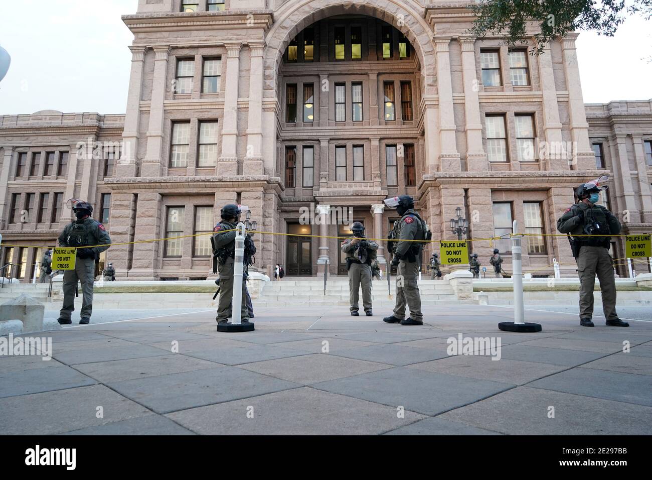 Austin, TX USA 12 gennaio 2021: I membri del Texas Department of Public Safety si levano in guardia presso il Campidoglio del Texas mentre la 87a legislatura del Texas inizia la sua sessione di quattro mesi. La pesante presenza della polizia è stata motivata da voci di piani dei texani armati di assumere il controllo del Campidoglio dopo il tentativo della scorsa settimana a Washington. Credit: Bob Daemmrich/Alamy Live News Foto Stock