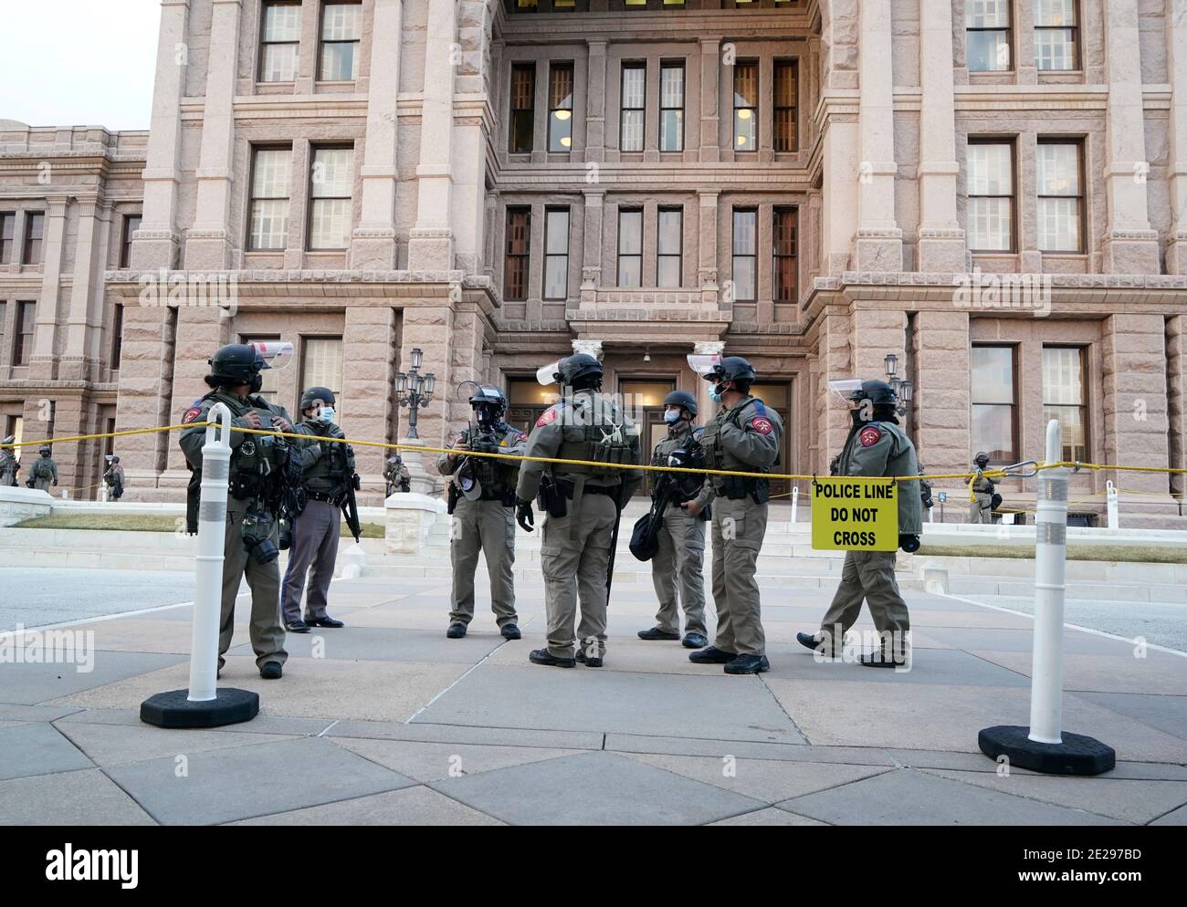 Austin, TX USA 12 gennaio 2021: I membri del Texas Department of Public Safety si levano in guardia presso il Campidoglio del Texas mentre la 87a legislatura del Texas inizia la sua sessione di quattro mesi. La pesante presenza della polizia è stata motivata da voci di piani dei texani armati di assumere il controllo del Campidoglio dopo il tentativo della scorsa settimana a Washington. Credit: Bob Daemmrich/Alamy Live News Foto Stock