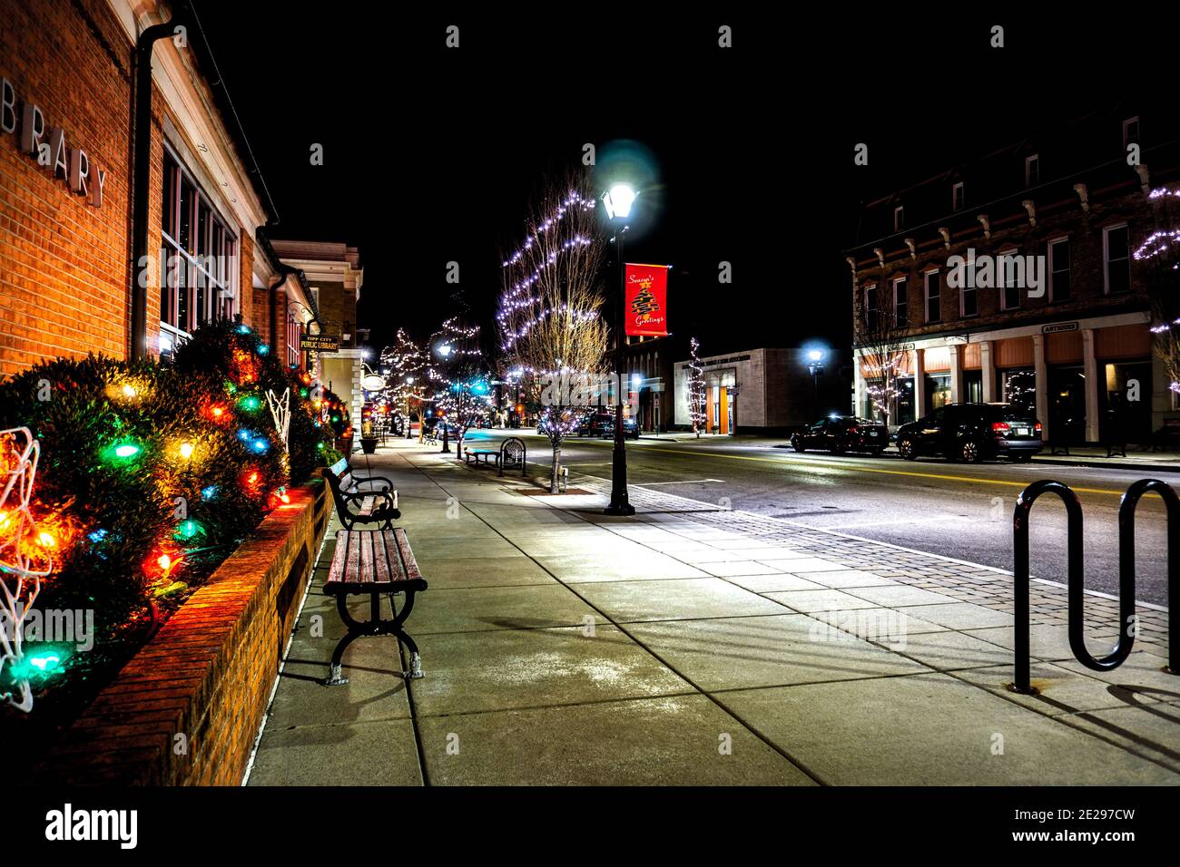 Luci di vacanza nel centro storico di Tipp City, Ohio. Preso il 2020 dicembre. Foto Stock