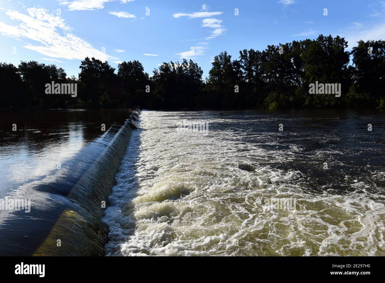 Acqua che scorre sopra la strana a Penrith, a ovest di Sydney Foto Stock