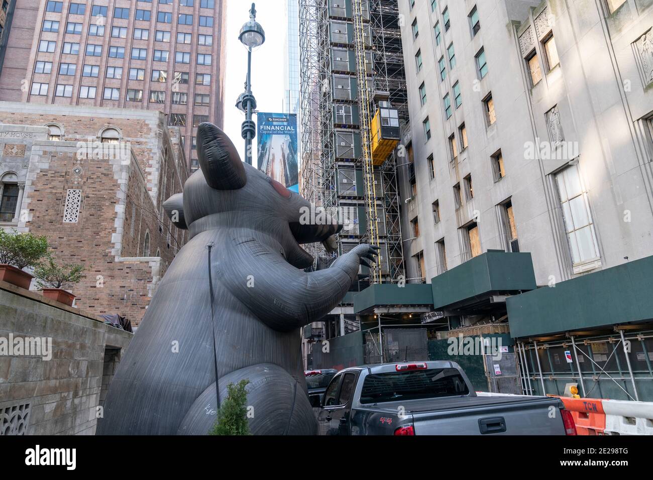 New York, NY - 12 gennaio 2021: I membri del sindacato dei carpentieri hanno organizzato una protesta contro la compagnia Tishman a Waldorf Astoria Foto Stock