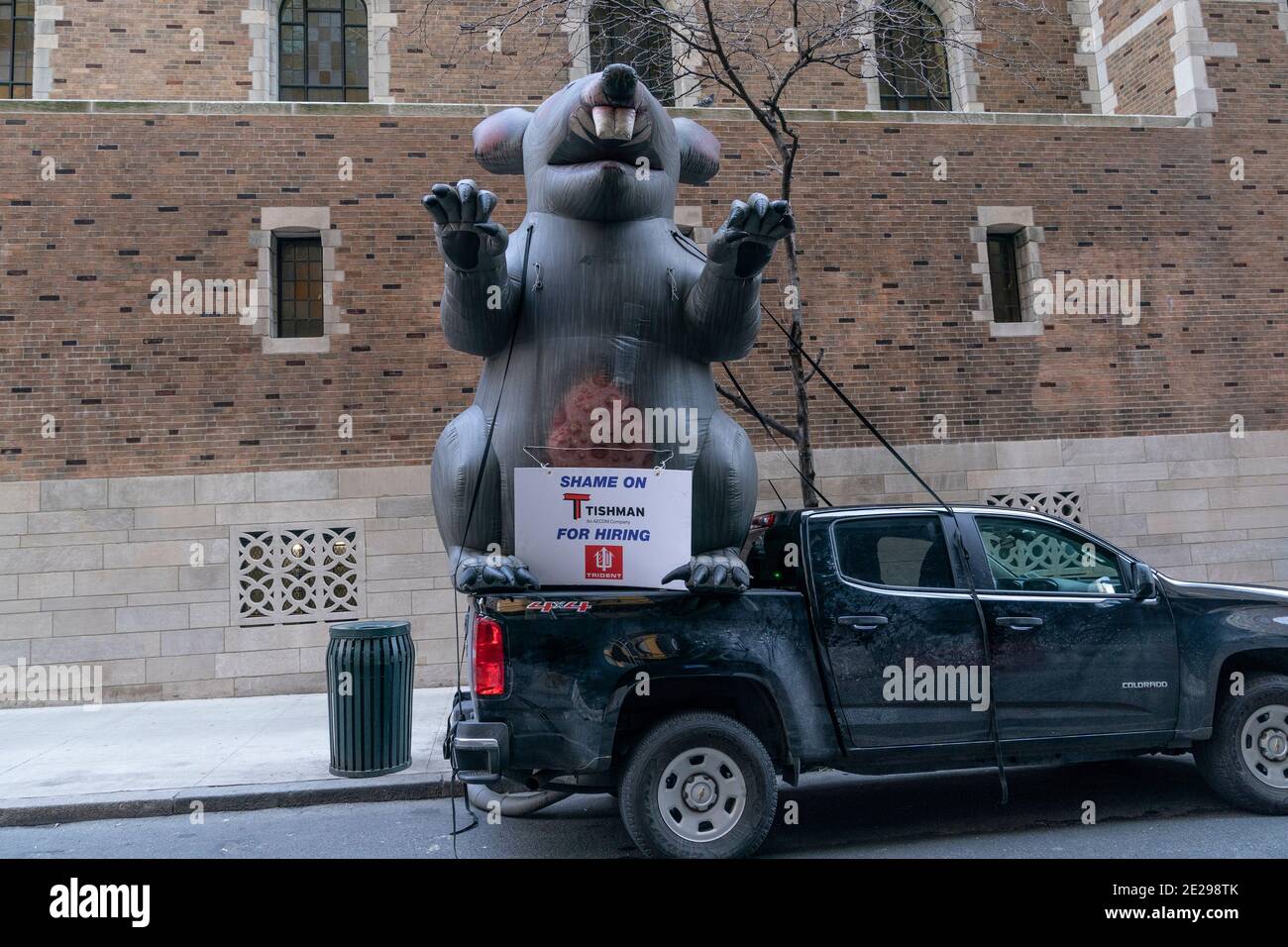 New York, NY - 12 gennaio 2021: I membri del sindacato dei carpentieri hanno organizzato una protesta contro la compagnia Tishman a Waldorf Astoria Foto Stock