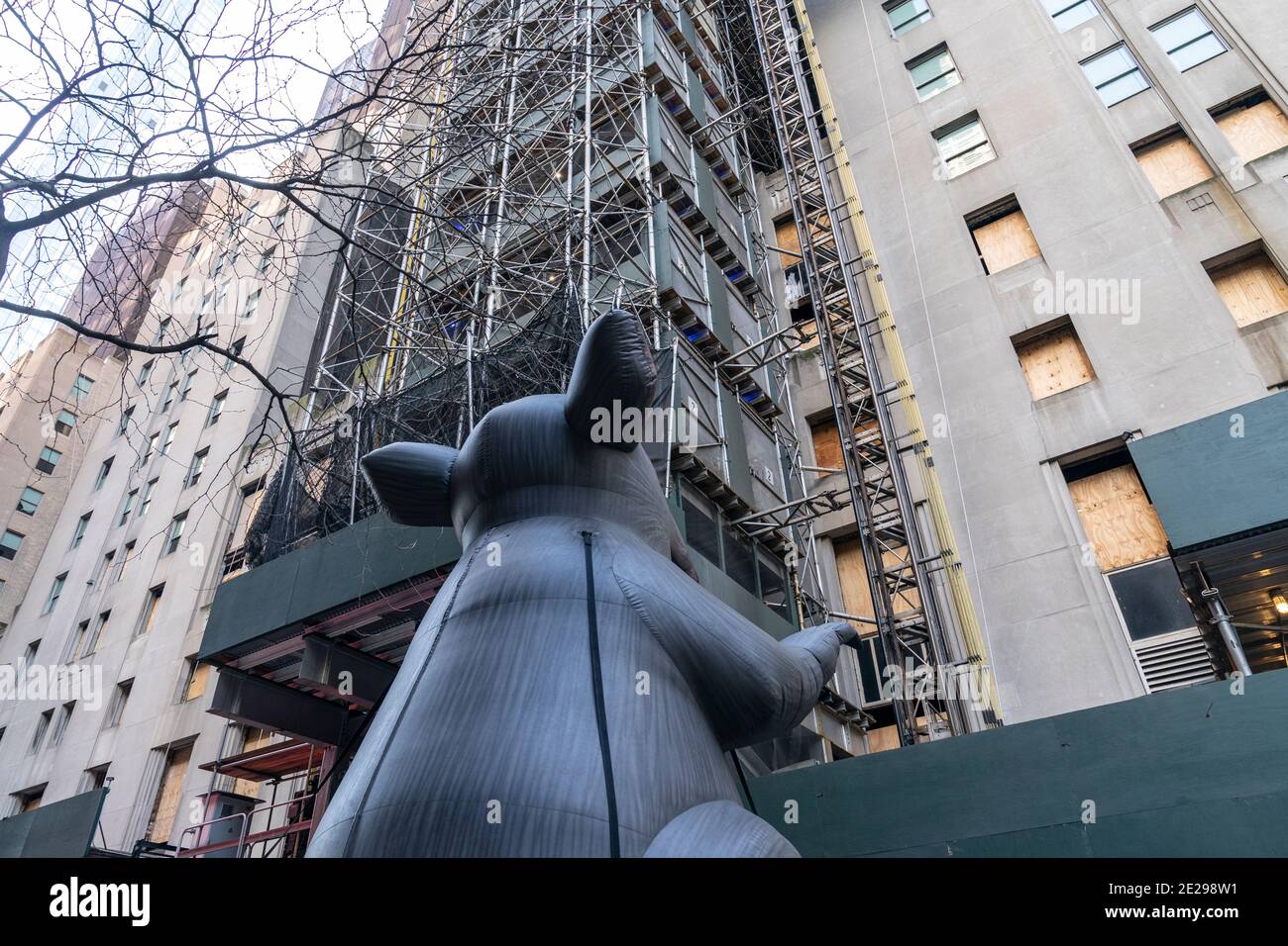 New York, NY - 12 gennaio 2021: I membri del sindacato dei carpentieri hanno organizzato una protesta contro la compagnia Tishman a Waldorf Astoria Foto Stock