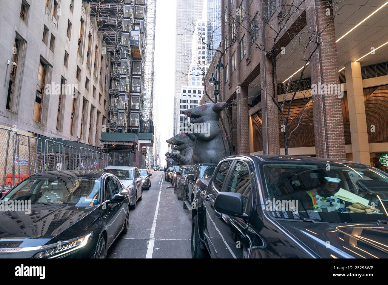 New York, NY - 12 gennaio 2021: I membri del sindacato dei carpentieri hanno organizzato una protesta contro la compagnia Tishman a Waldorf Astoria Foto Stock