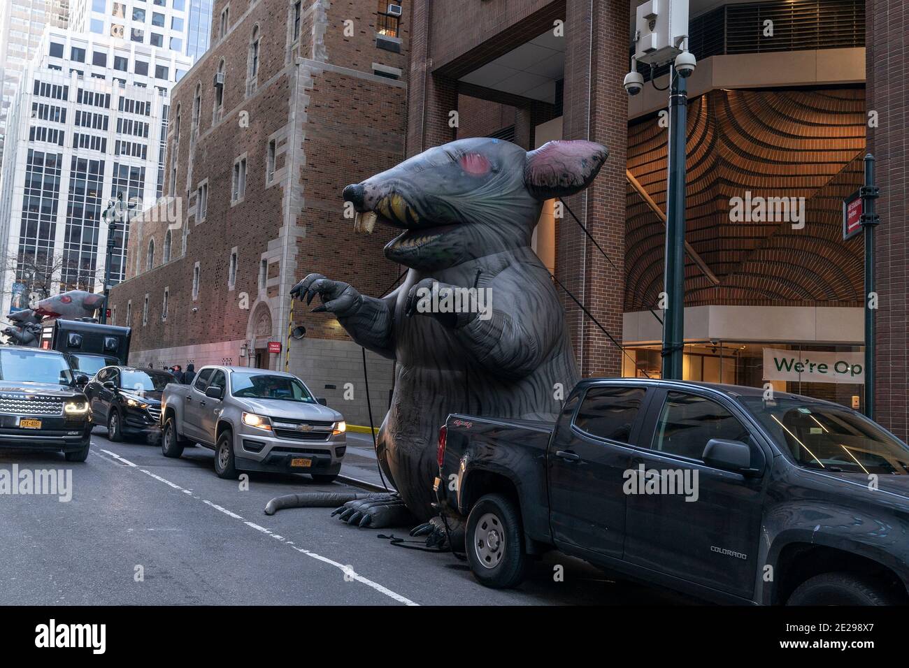 New York, Stati Uniti. 12 gennaio 2021. I membri del sindacato dei carpentieri hanno organizzato una protesta contro la compagnia Tishman a Waldorf Astoria, sulla 50a strada, Manhattan, a New York, il 12 gennaio 2021. L'Unione ha protestato contro Tishman Construction Company e Trident General Contracting Company per il loro lavoro per la società cinese Anbang Insurance Group che ha acquistato Waldorf Astoria nel 2014 e ha iniziato la ristrutturazione nel 2017 per i suoi legami con il governo cinese. (Foto di Lev Radin/Sipa USA) Credit: Sipa USA/Alamy Live News Foto Stock