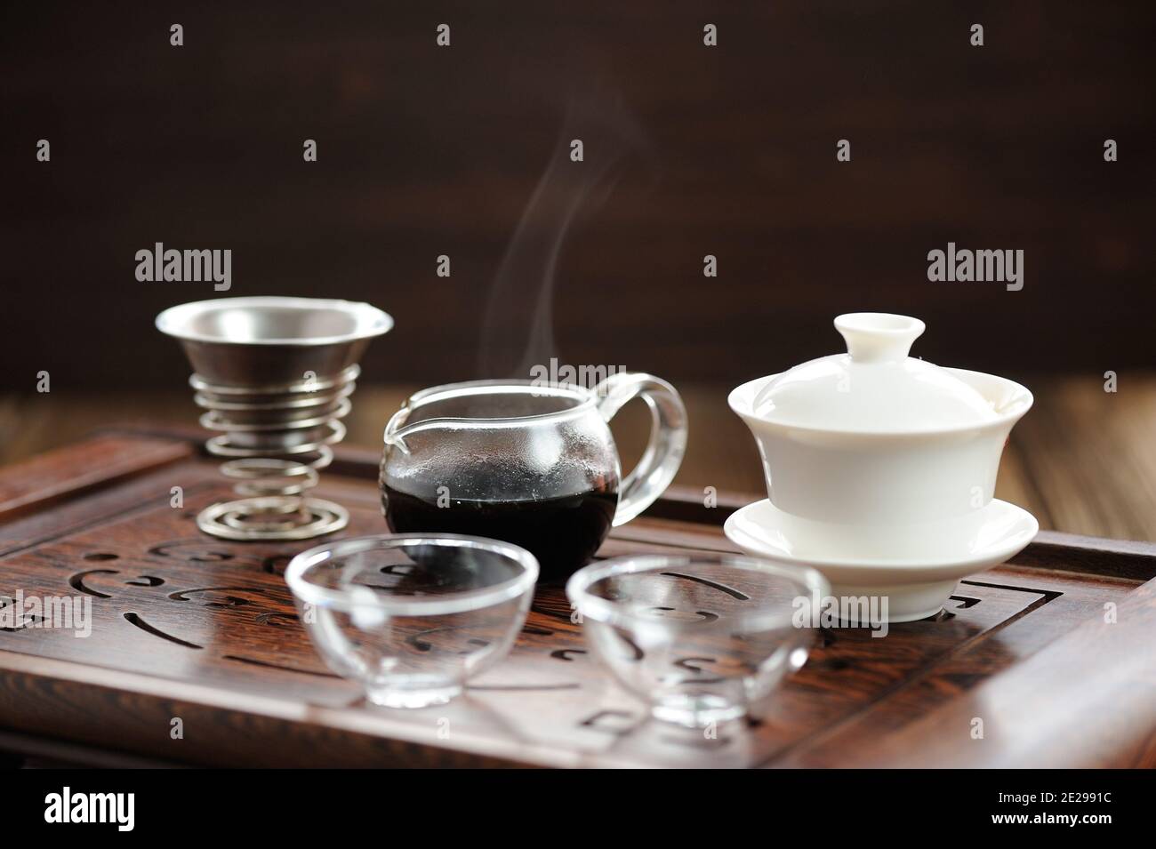 Cerimonia del tè cinese con preparazione del tè puerh in orizzontale haiwan con copyspace Foto Stock