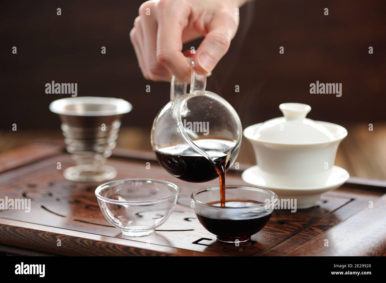 Cerimonia del tè cinese con preparazione del tè puerh in orizzontale haiwan Foto Stock