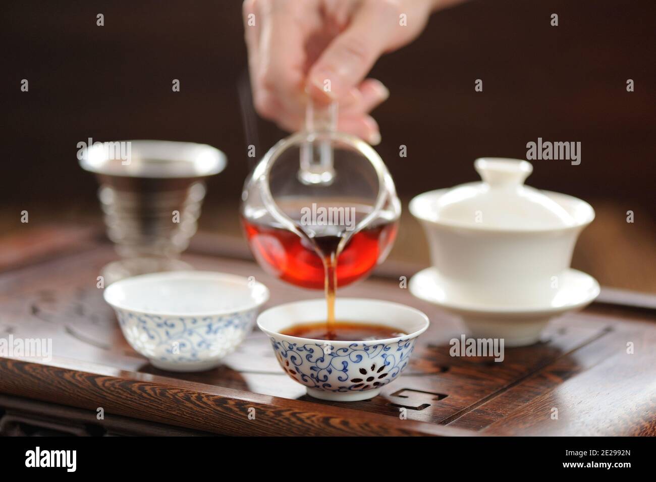 Cerimonia del tè cinese con preparazione del tè puerh in orizzontale haiwan Foto Stock