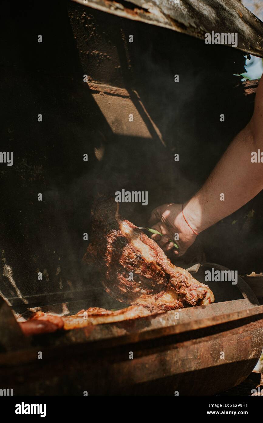 barbecue sulla spiaggia con palme Foto Stock