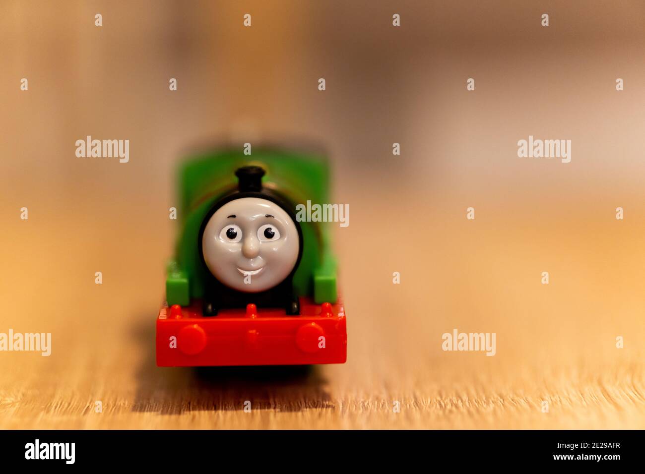 POZNAN, POLONIA - 09 gennaio 2021: Locomotiva giocattolo Green Peter della  serie Thomas and Friends su un tavolo di legno Foto stock - Alamy