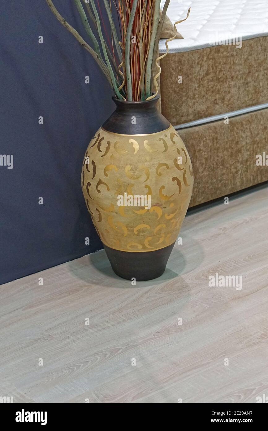 Vaso decorativo in ceramica a pavimento in soggiorno Foto Stock