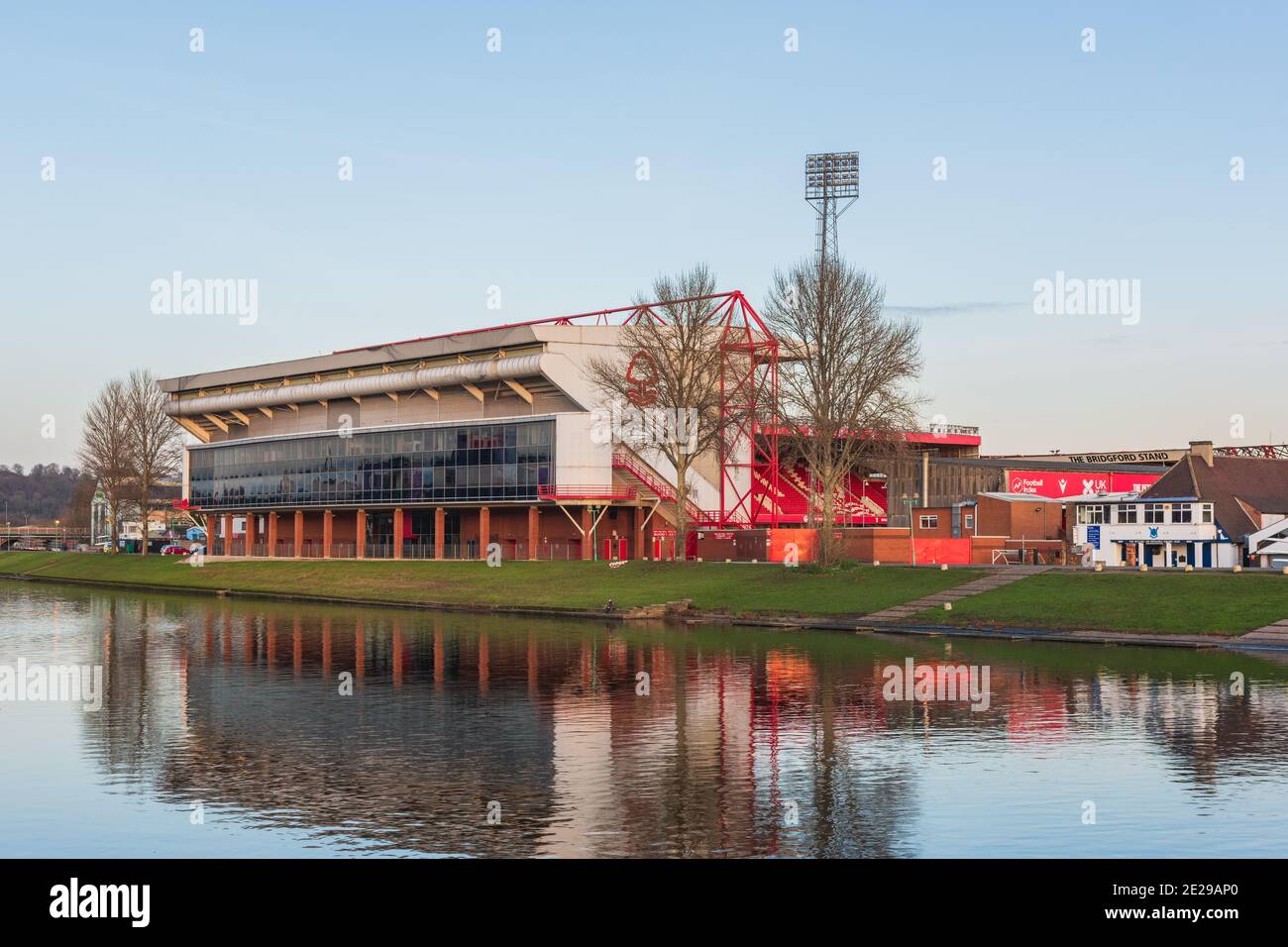 Il famoso Trent Bridge sul fiume con il terreno di Nottingham Forest City sullo sfondo a West Bridgford a Nottingham, Regno Unito. Foto Stock