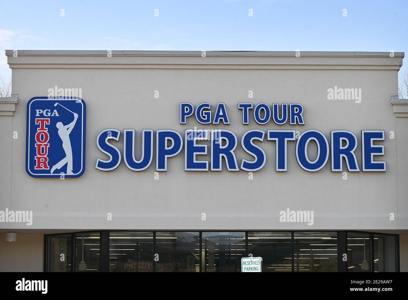 Paramus, Stati Uniti. 12 gennaio 2021. Una vista sul fronte del PGA Superstore situato a Paramus, NJ, 12 gennaio 2021. La Professional Golfer's Association of America (PGA) ha annunciato che il campionato PGA 2022 non sarebbe stato giocato al campo da golf del presidente Donald Trump a Bedminster, New Jersey, quattro giorni dopo che i sostenitori di Trump hanno assalito il Campidoglio degli Stati Uniti. (Foto di Anthony Behar/Sipa USA) Credit: Sipa USA/Alamy Live News Foto Stock