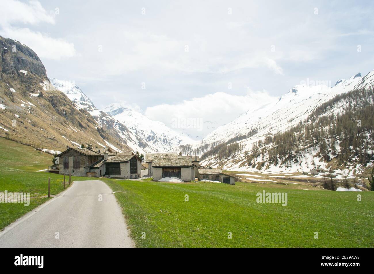 Bella vista dei cottage sul prato vicino alle montagne In Svizzera Foto Stock