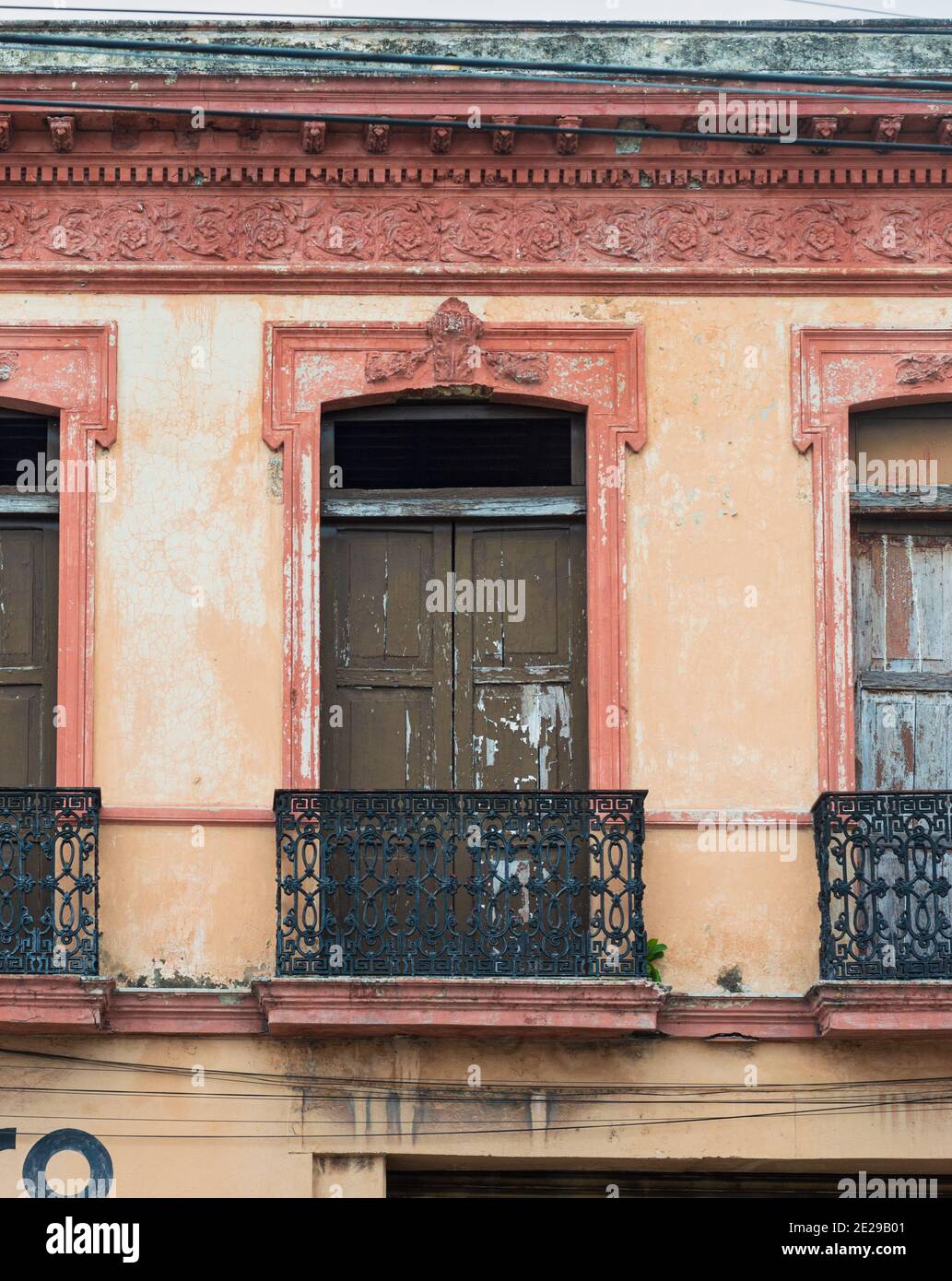Vecchia finestra, balcone di un edificio in stile francese, Merida, Yucatan, Messico Foto Stock