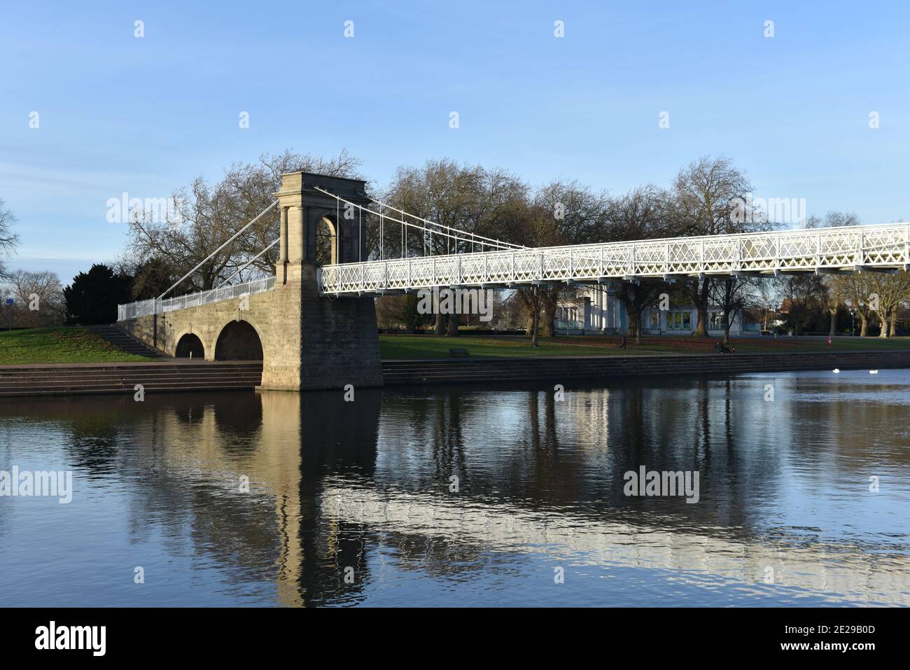 Nottingham, Inghilterra - 13 gennaio 2021: Le fondamenta arcuate del ponte sospeso di Wilford sul fiume Trent a West Bridgford a Nottingham, Unit Foto Stock
