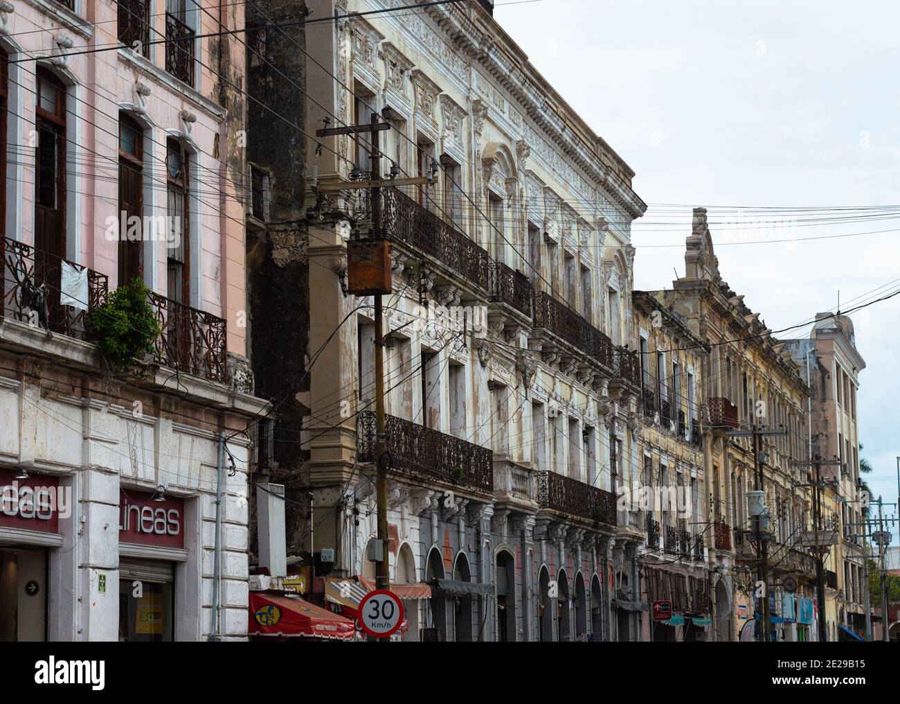 Architettura coloniale messicana sulle strade del centro di Merida, Yucatan. Foto Stock