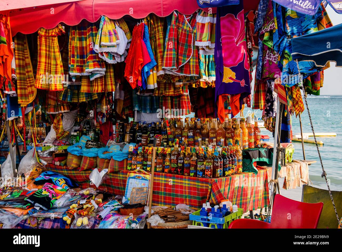Guadalupa, Francia - 10 febbraio 2020: Mercato turistico tipico della Guadalupa che vende bevande tradizionali, spezie e altri prodotti. Foto Stock