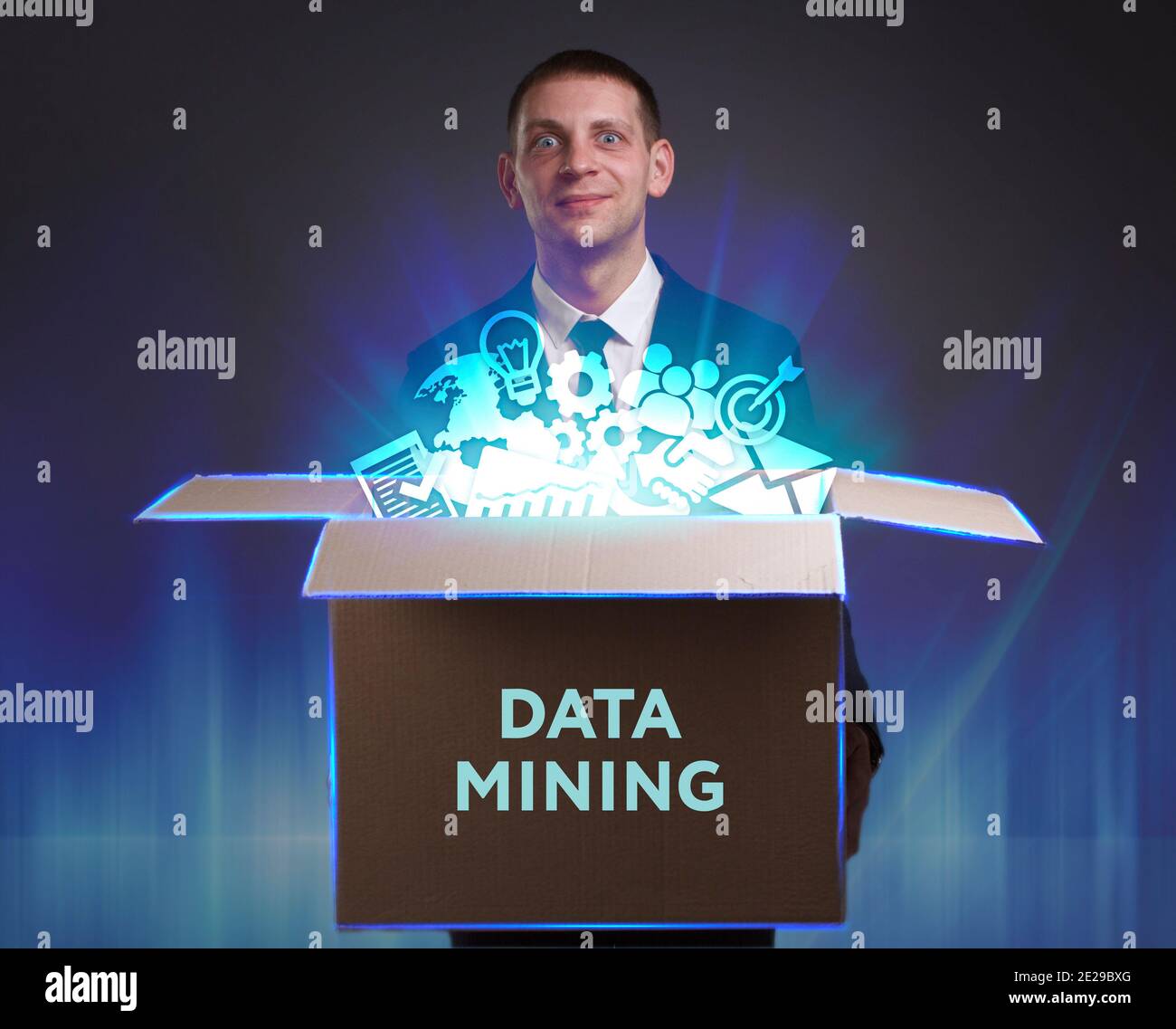 Business, tecnologia, Internet e concetto di rete. Giovane uomo d'affari mostra la parola: Data mining Foto Stock