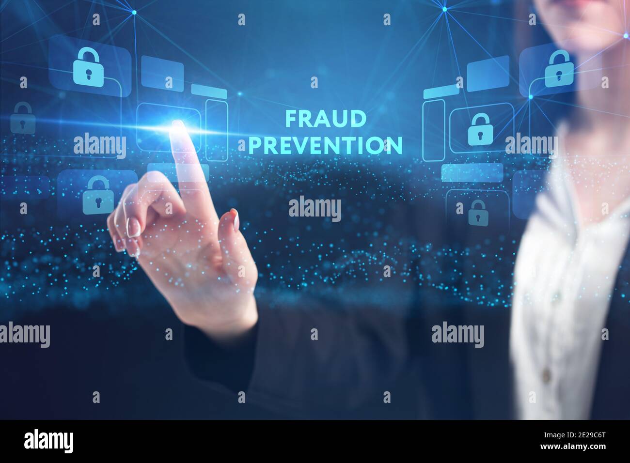 Business, tecnologia, Internet e concetto di rete. Giovane uomo d'affari che lavora su uno schermo virtuale del futuro e vede l'iscrizione: Frode preven Foto Stock