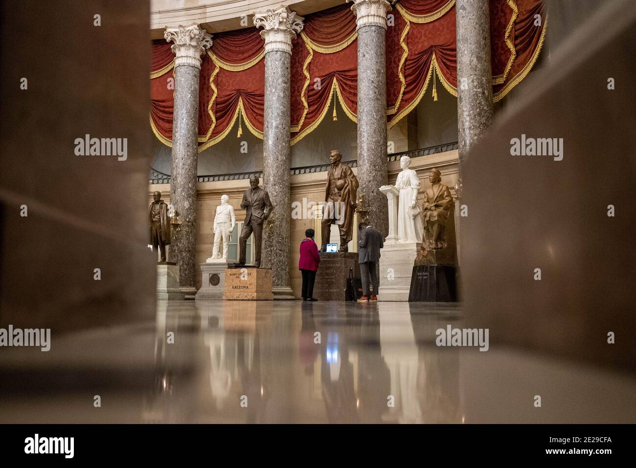 Washington, Stati Uniti. 12 gennaio 2021. La Rep. Statunitense Sheila Jackson-Lee, D-TX, parla con qualcuno in una conference call nella Sala legale del Campidoglio degli Stati Uniti a Washington, DC, martedì 12 gennaio 2021. Lunedì dei Democratici della Casa ha introdotto una risoluzione per impedire al presidente Trump per la seconda volta, istituendo un voto questa settimana, a meno che il vicepresidente Mike Pence non utilizzi la sua autorità costituzionale per rimuovere il presidente. Foto di Ken Cedeno/UPI Credit: UPI/Alamy Live News Foto Stock