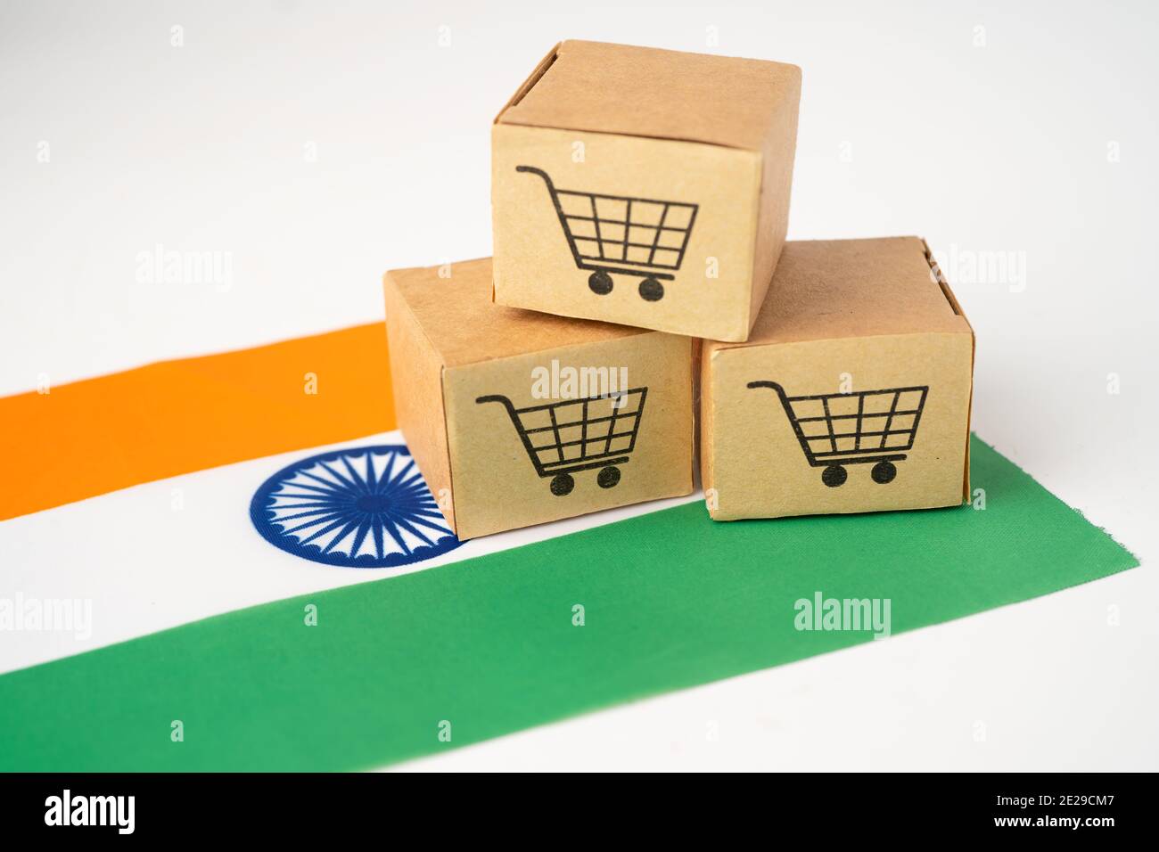 Box con il logo del carrello e la bandiera dell'India, Import Export Shopping  online o eCommerce finance delivery service store spedizione prodotti,  commercio, scorte Foto stock - Alamy