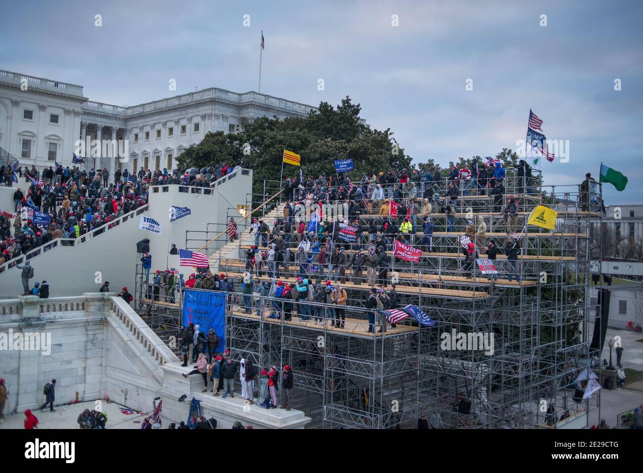 Il 6.2021 gennaio, una grande folla di sostenitori del presidente Trump scendendo sul Campidoglio degli Stati Uniti dopo la marcia di Save America. Capitol Hill, Washington DC USA Foto Stock