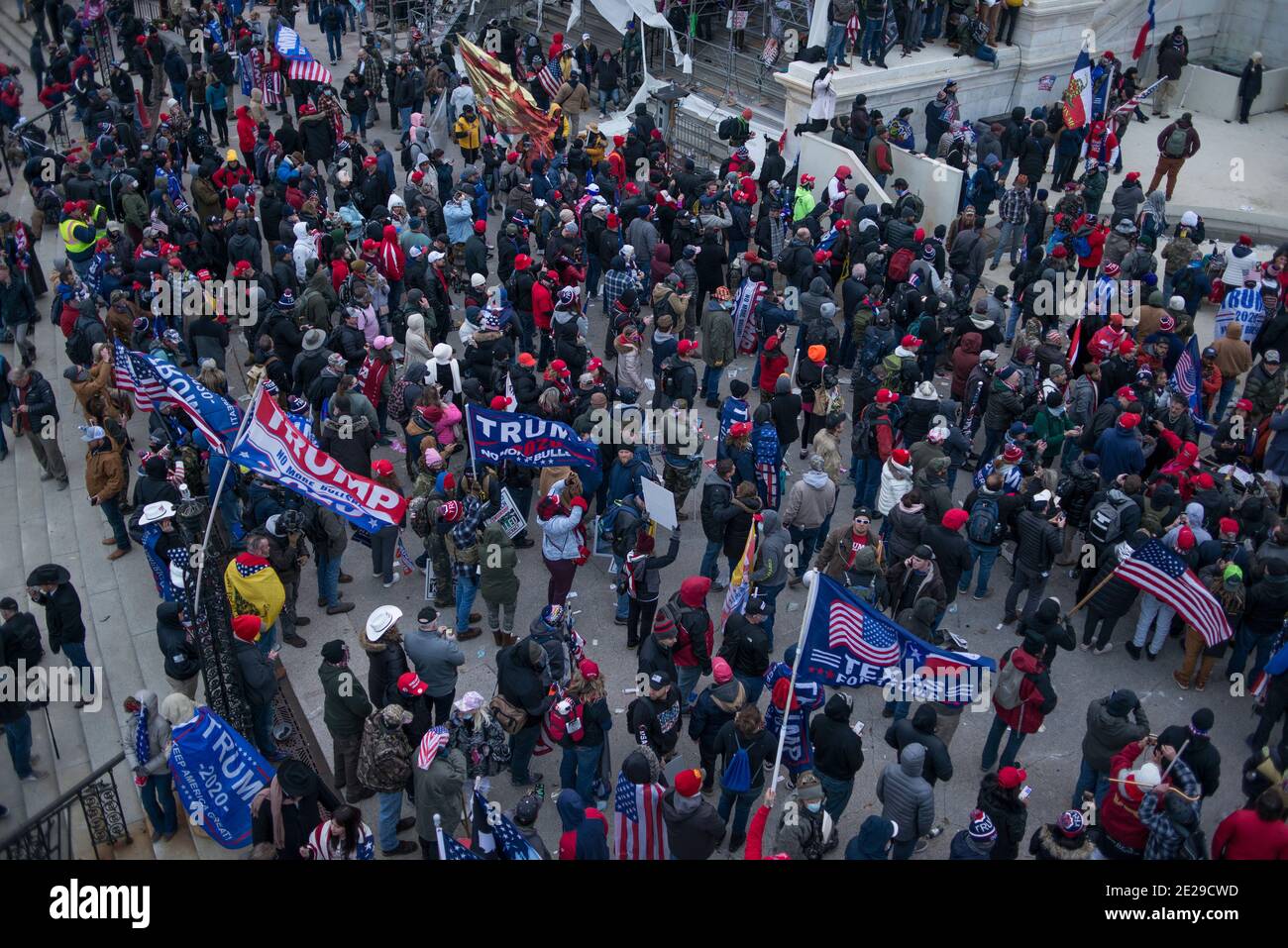 Il 6.2021 gennaio, una grande folla di sostenitori del presidente Trump scendendo sul Campidoglio degli Stati Uniti dopo la marcia di Save America. Capitol Hill, Washington DC USA Foto Stock