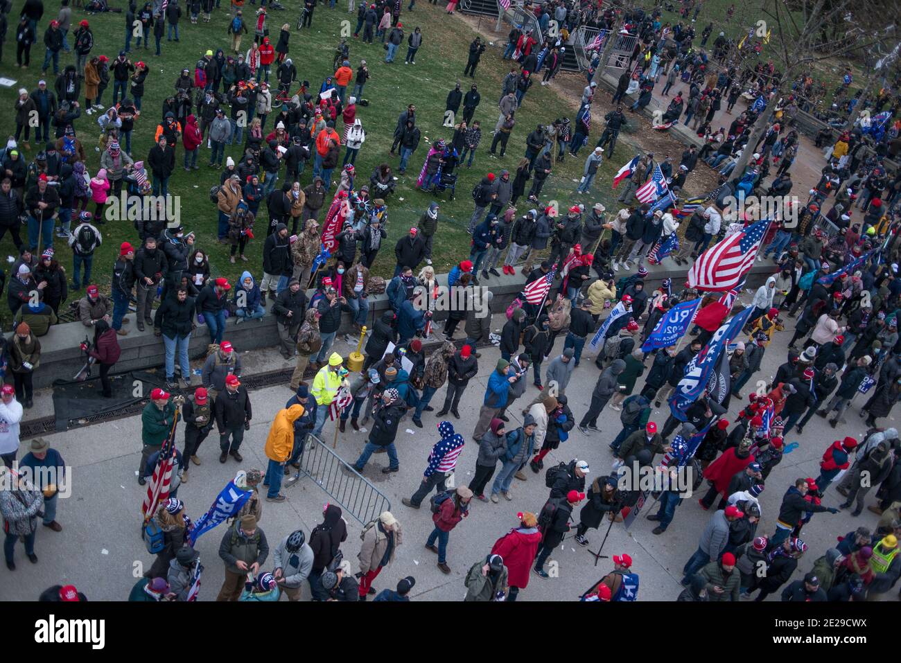 Il 6.2021 gennaio, una grande folla di sostenitori del presidente Trump scendendo sul Campidoglio degli Stati Uniti dopo la marcia di Save America. Capitol Hill, Washington DC USA Foto Stock