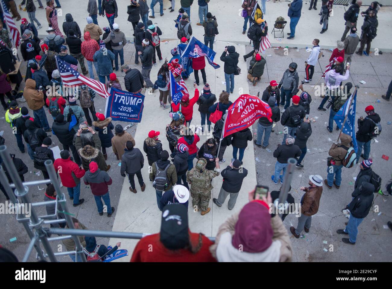 Il 6.2021 gennaio, una grande folla di sostenitori del presidente Trump scendendo sul Campidoglio degli Stati Uniti dopo la marcia di Save America. Capitol Hill, Washington DC USA Foto Stock