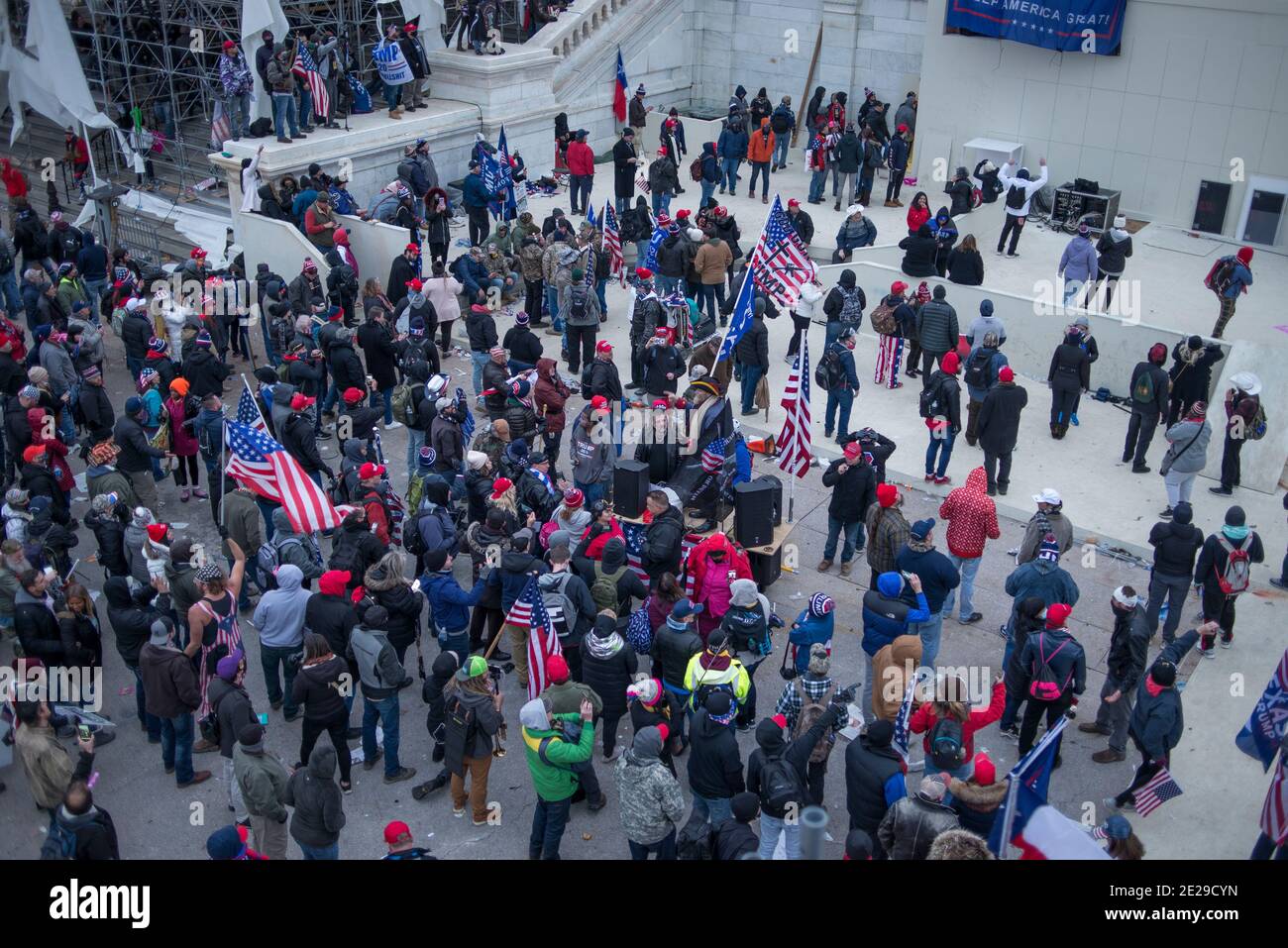 Il 6.2021 gennaio, una grande folla di sostenitori del presidente Trump scendendo sul Campidoglio degli Stati Uniti dopo la marcia di Save America. Capitol Hill, Washington DC USA Foto Stock