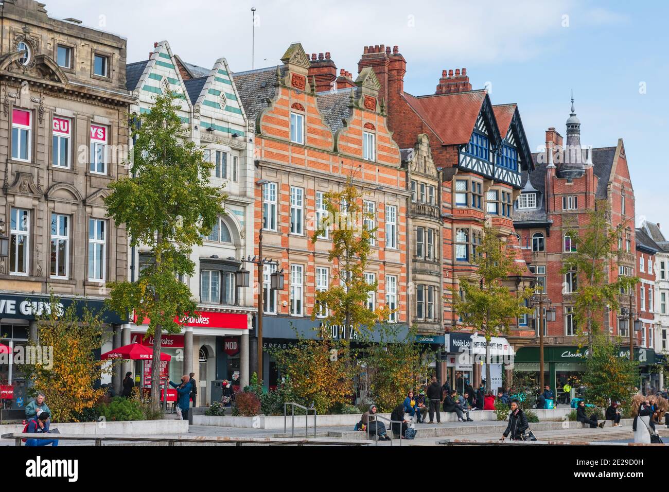 L'imponente Nottingham Council House sorge sopra il centro di Nottingham, che fa da sfondo alla Old Market Square di Nottingham. Foto Stock