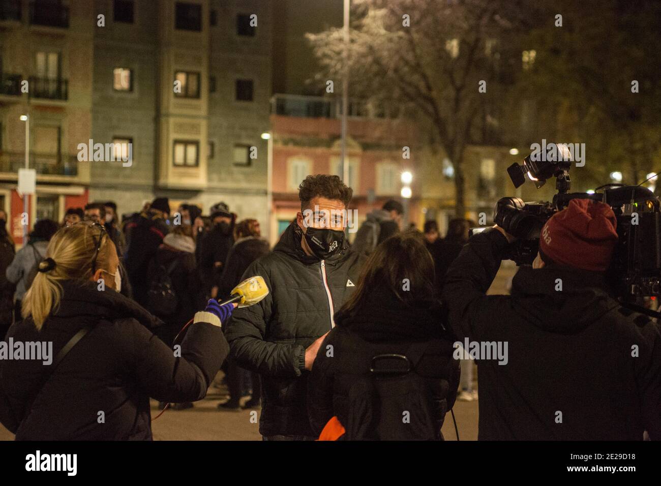 Un parente del defunto intervistato dalla stampa.l'Unione degli alloggi, da Barceloneta, un quartiere di Barcellona, ha convocato un rally per due residenti dei quartieri che hanno vissuto per strada e sono stati vittime fatali dell'ondata di freddo che tormenta la Spagna. I manifestanti hanno reso omaggio alle vittime e hanno richiesto una dimora dignitosa per tutte le persone che vivono per strada. Foto Stock