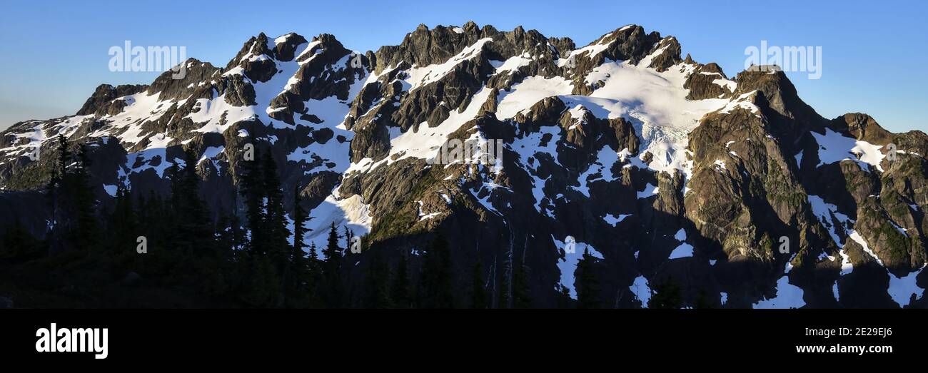 Montagne del Parco Provinciale di Strathcona Foto Stock