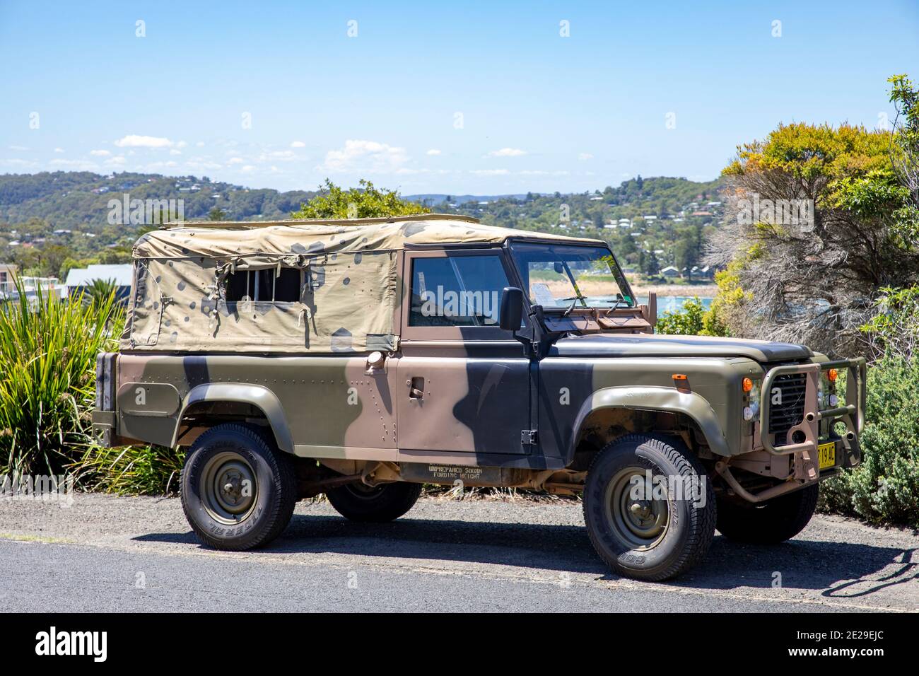 Classic Land Rover Defender morbido top in tela in kaki esercito Colori parcheggiati presso la spiaggia di Sydney, Australia Foto Stock