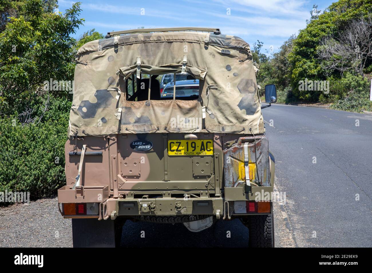 Classic Land Rover Defender morbido top in tela in kaki esercito Colori parcheggiati presso la spiaggia di Sydney, Australia Foto Stock