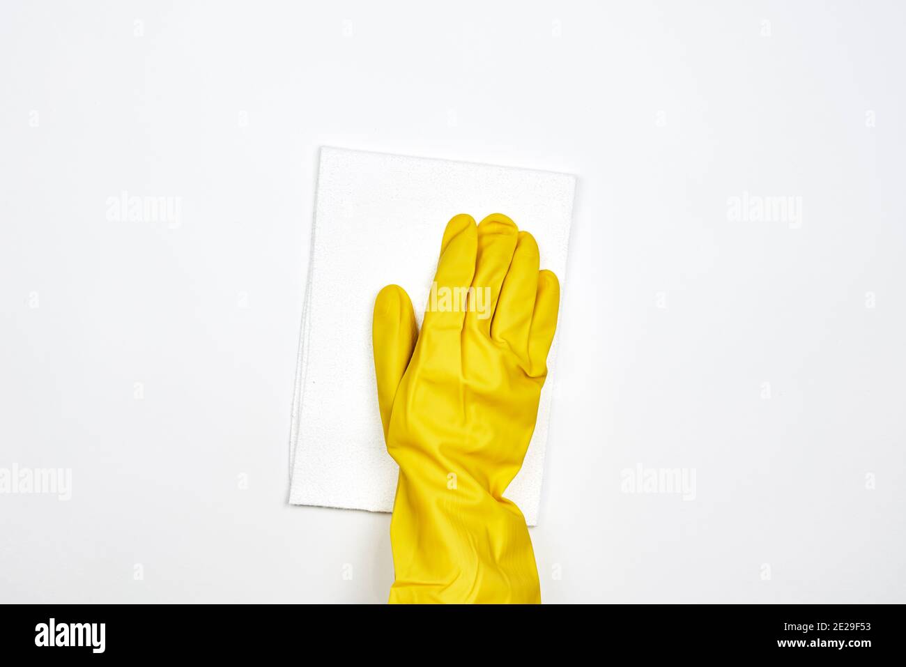 Una persona in guanti di gomma che lava la superficie di plastica bianca.  Pulizia di una superficie lucida con un panno. Disinfezione della  superficie bianca Foto stock - Alamy